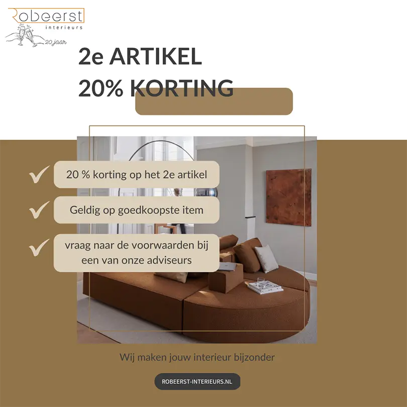 Afbeelding van de jubileumactie van Robeerst Interieurs ter gelegenheid van 20 jaar bestaan. Tekst vermeldt: '2e artikel 20% korting,' geldig op het goedkoopste item, met een oproep om de voorwaarden te vragen bij een adviseur. Op de achtergrond een moderne interieursetting met een bruine designbank en stijlvolle decoratie.