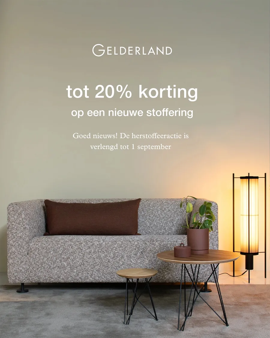 Promotiebeeld van Gelderland met een moderne grijze bank, bruine sierkussens, twee houten bijzettafels met zwarte poten en een staande lamp met warm licht op de achtergrond. Tekst in beeld: "Tot 20% korting op een nieuwe stoffering – herstoffeeractie verlengd tot 1 september."
